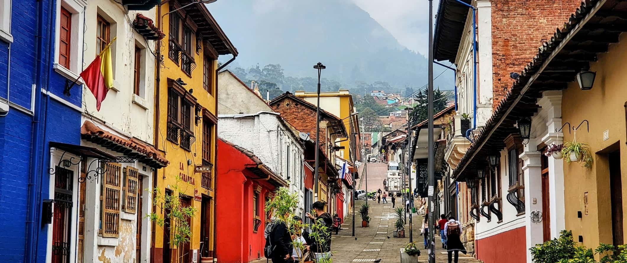 Rua com casas multifoloras na área histórica de La Kandelaria em Bogotá, Colômbia