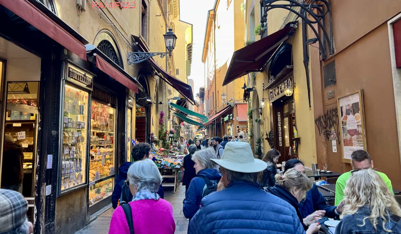 Pessoas em um passeio gastronômico por Bolonha, Itália
