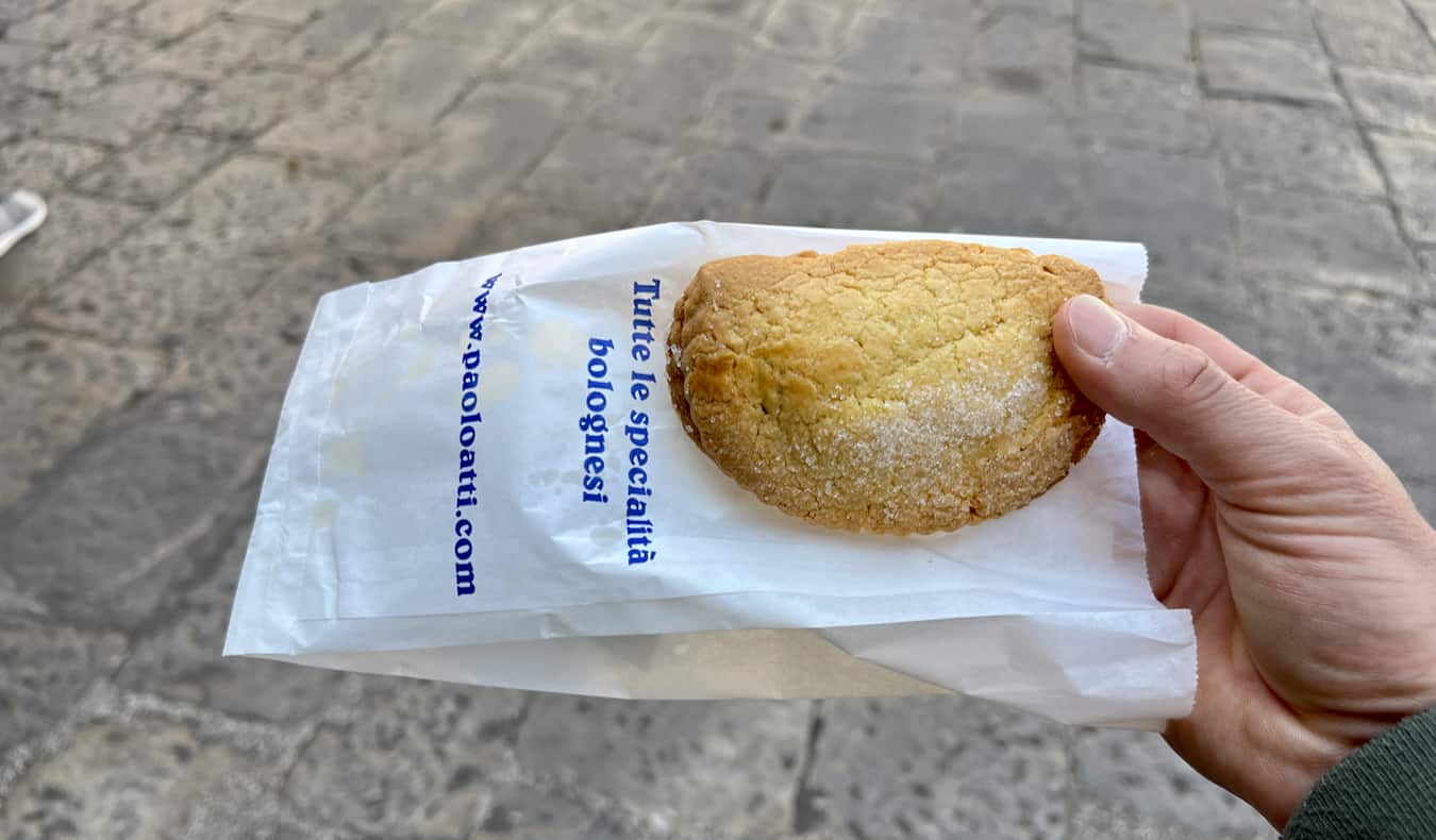 Pequenos produtos assados ​​nas ruas de Bolonha, Itália