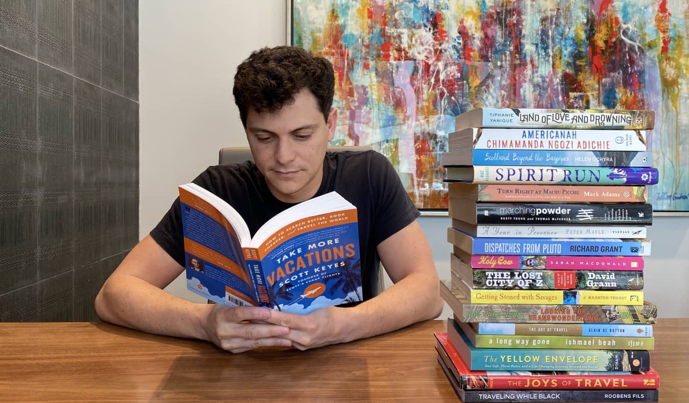 Nomad Matt lê um livro sobre viajar em uma mesa