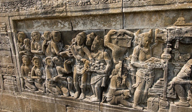 Esculturas de pedra antigas em Borobudur na Indonésia