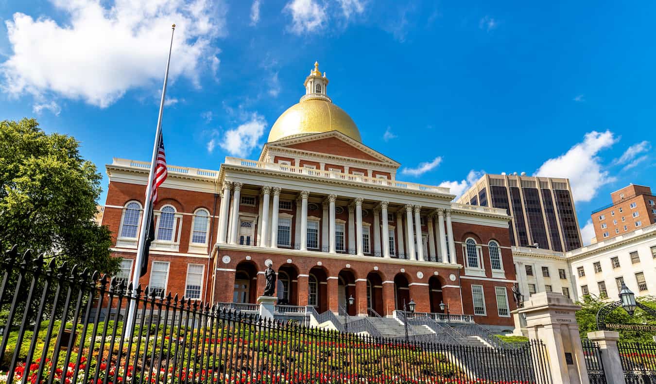 O edifício estadual com um brilhante telhado de ouro em Boston, EUA