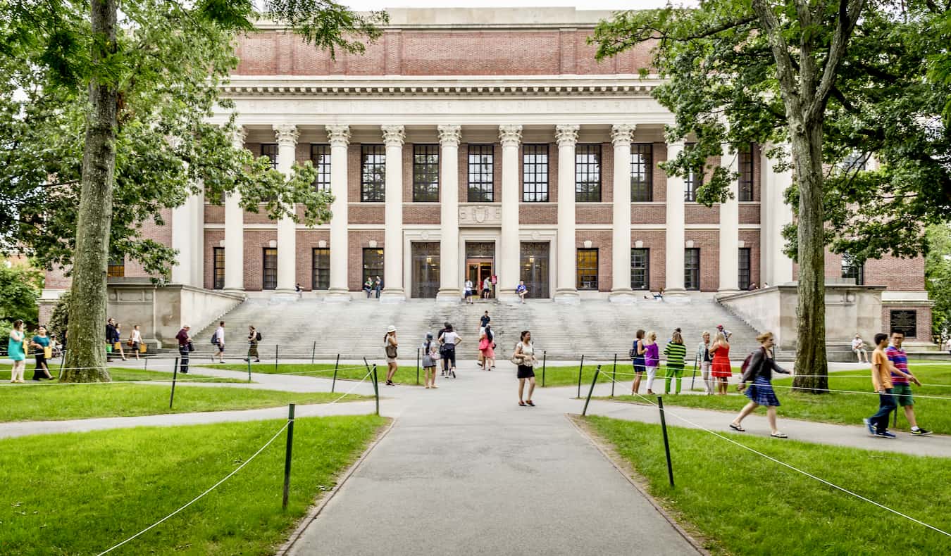 As pessoas andam pela cidade universitária de Harvard e Boston, EUA