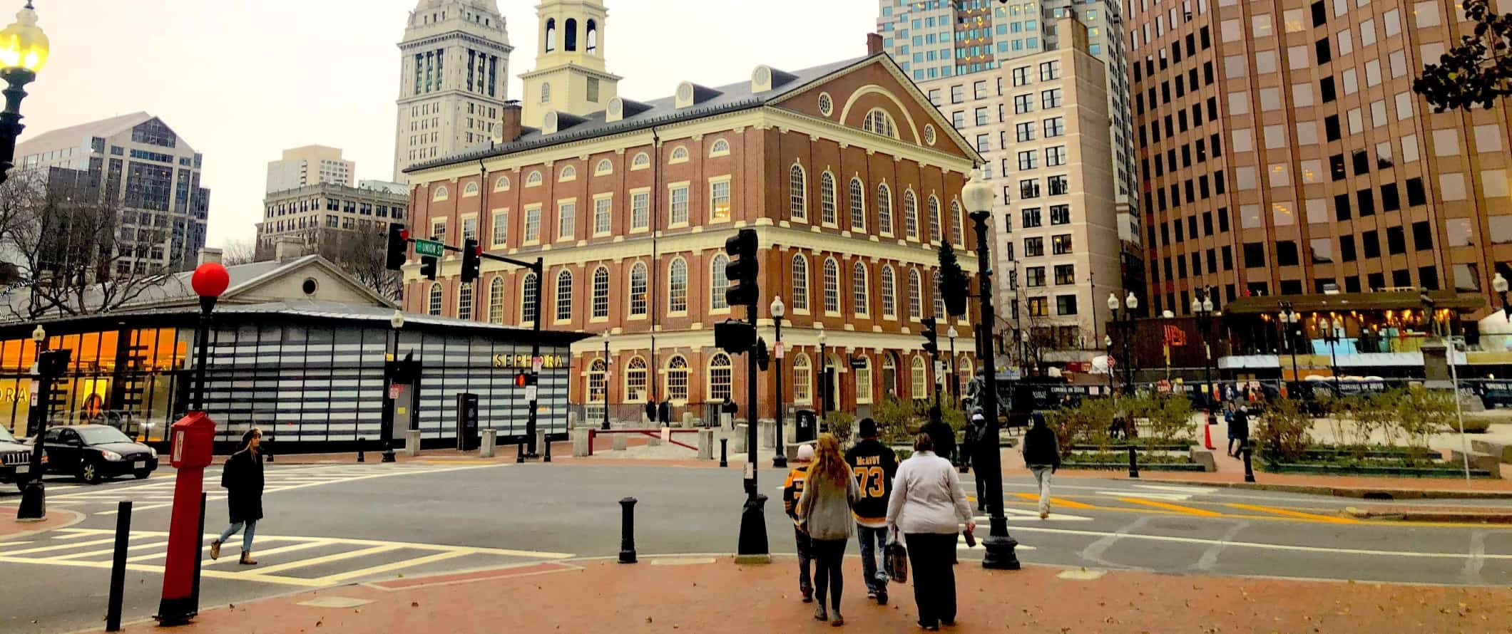 As pessoas andam no centro de Boston, Massachusetts.