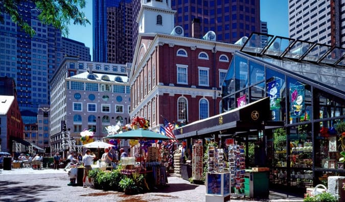 Dia ensolarado no centro de Boston durante uma turnê de pedestres pela cidade