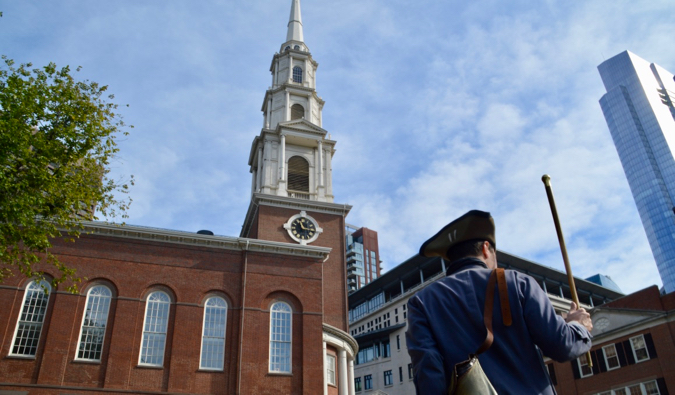 Historical Ator realiza uma turnê de pedestres em Boston, EUA, em um dia ensolarado de verão