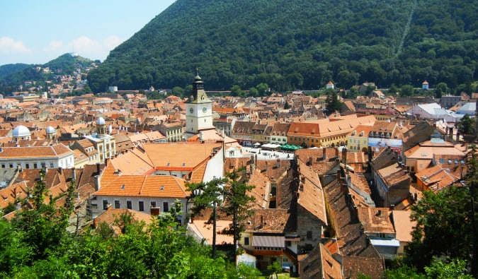 A encantadora cidade de Brasov, cercada por florestas verdes e montanhas