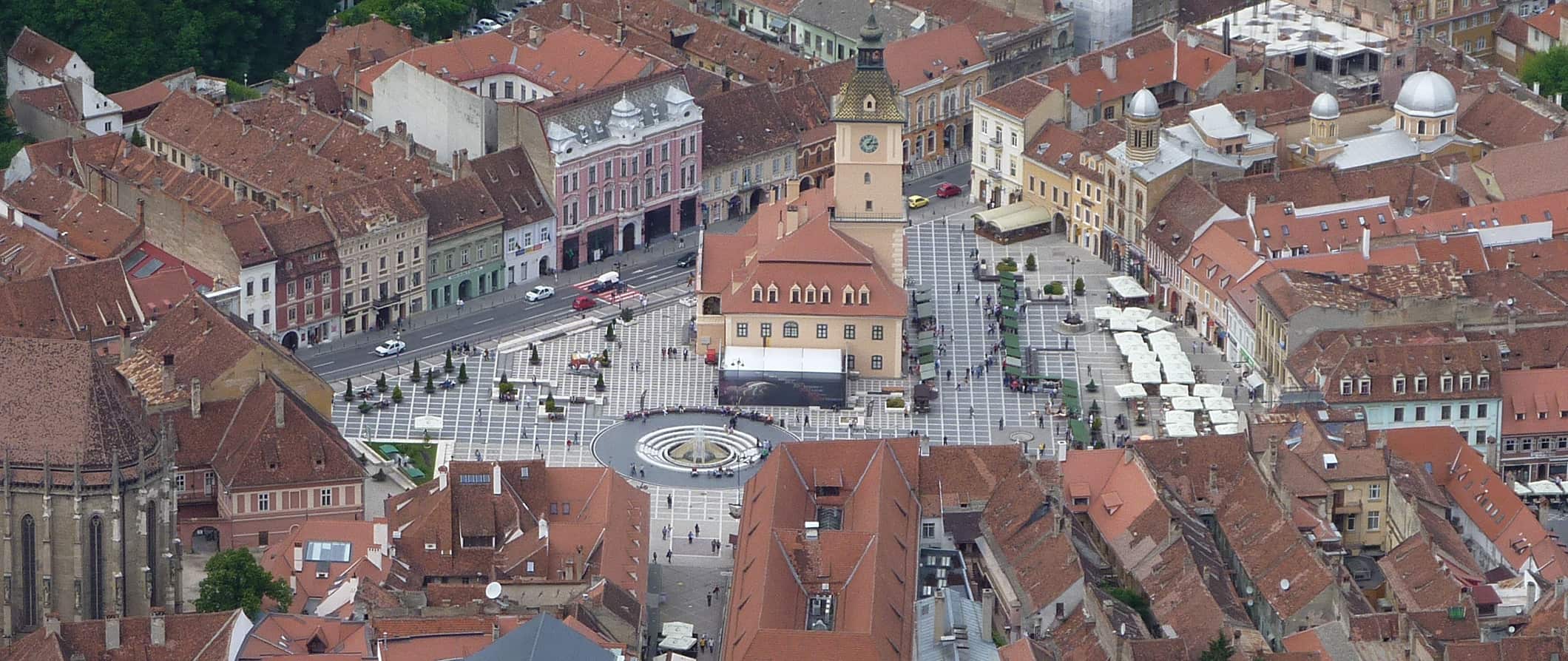 Vista do ar para a praça da cidade em Brasov