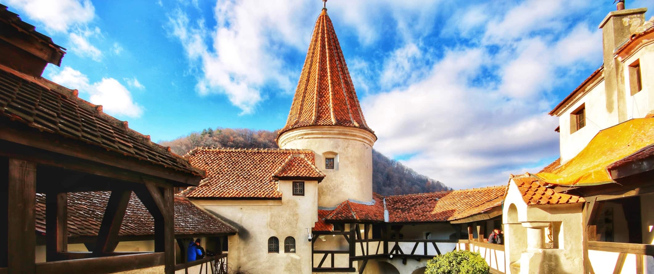 Torres e telhados de torre com telhas vermelhas no castelo de Bran em Brasov, Romênia.