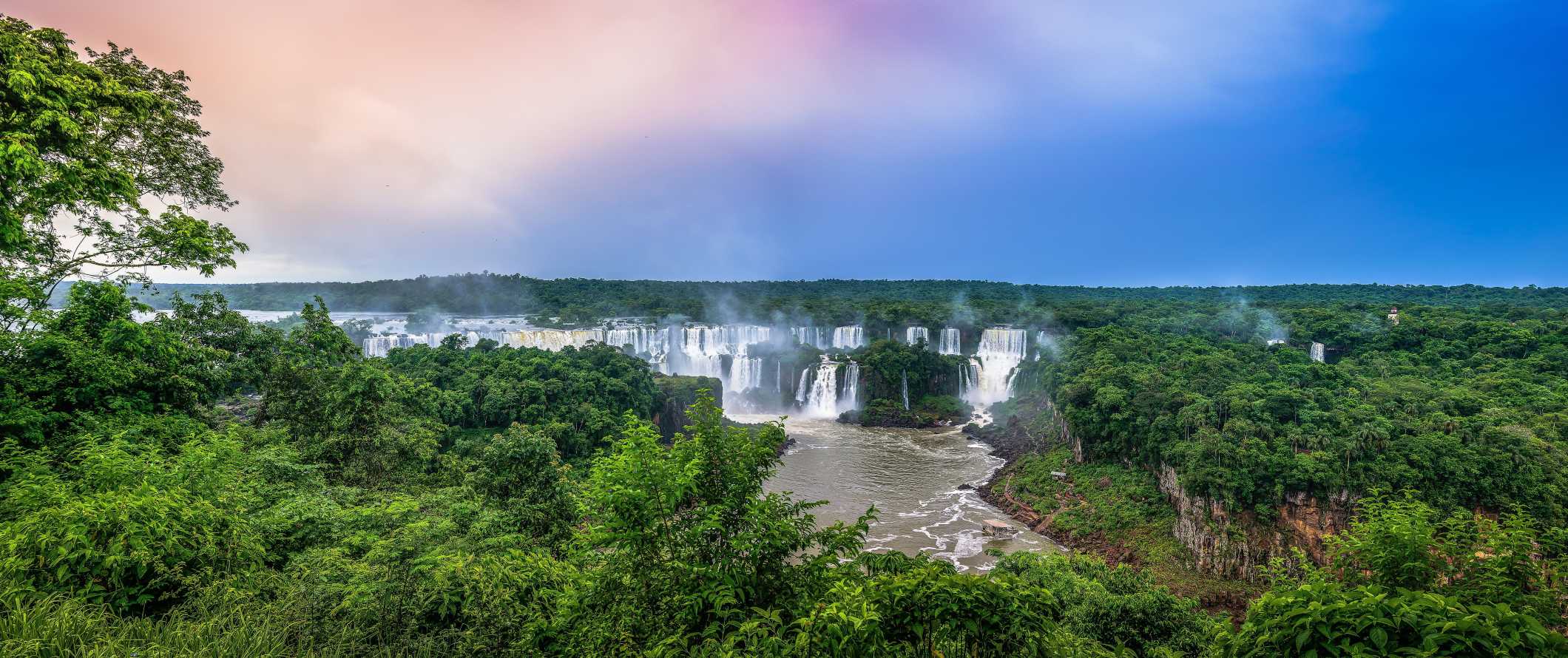 Cachoeiras de Iguasu, semelhantes, no Brasil, entre as magníficas florestas tropicais ao pôr do sol.