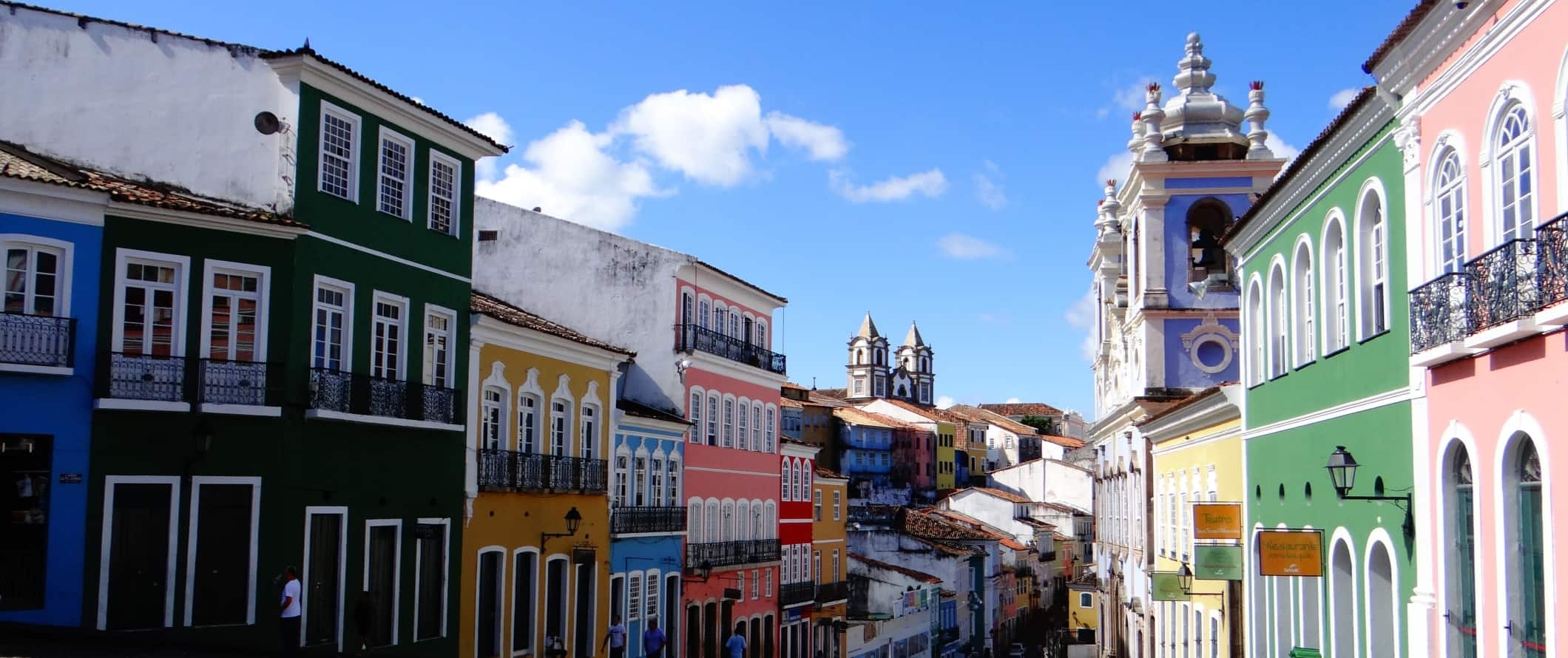 Rua com edifícios históricos pintados na cidade de Salvador, Brasil