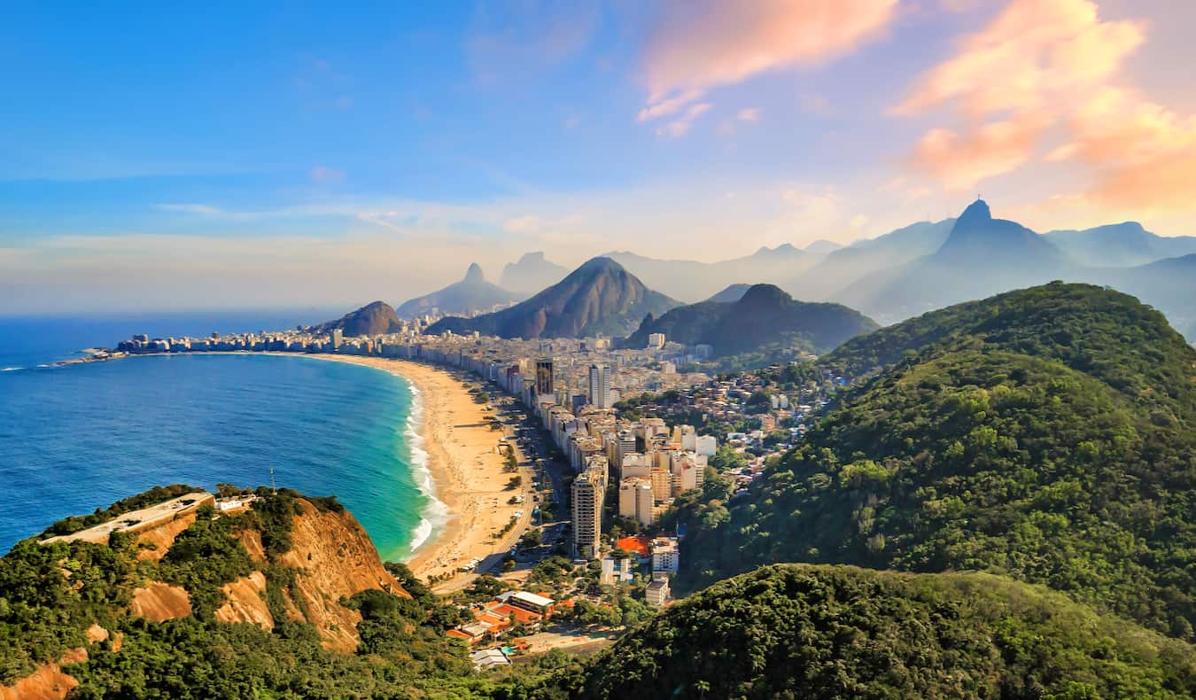 Uma vista deslumbrante da cidade do Rio de Janeiro no Brasil com magníficos maciços montanhosos ao fundo