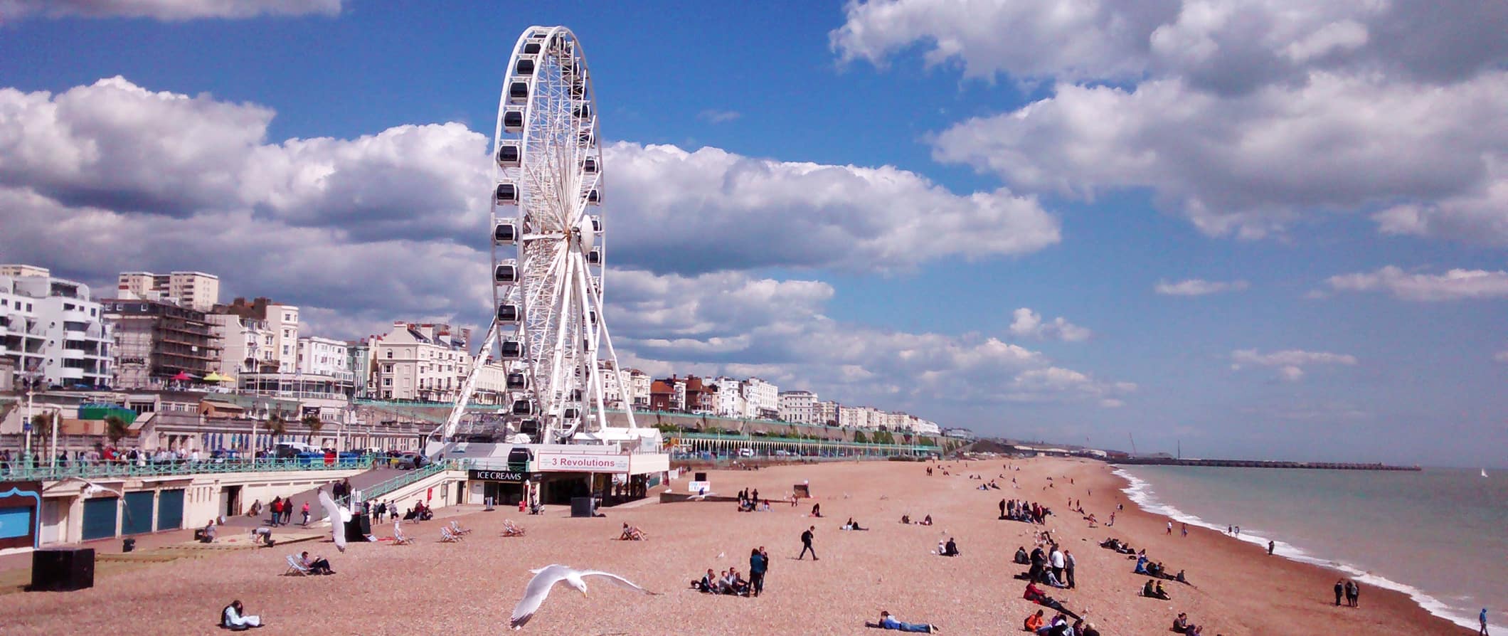 Vista de Brighton Beach e Ferris Wheel na costa em Sunny Brighton, Gr ã-Bretanha