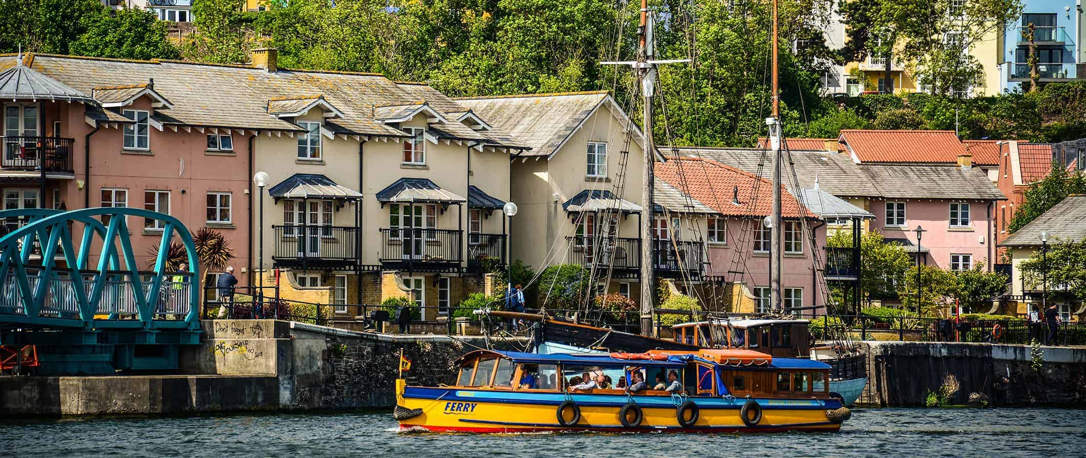 Vista panorâmica de casas coloridas em Bristol, Inglaterra