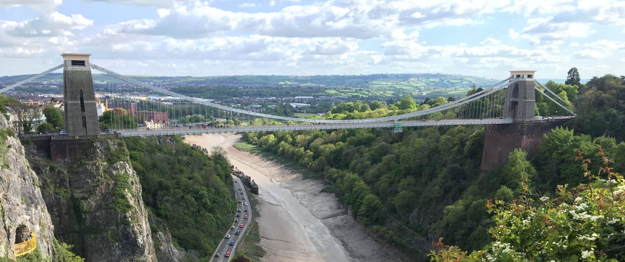 Vista da ponte suspensa de Clifton sobre o rio em Bristol, Inglaterra