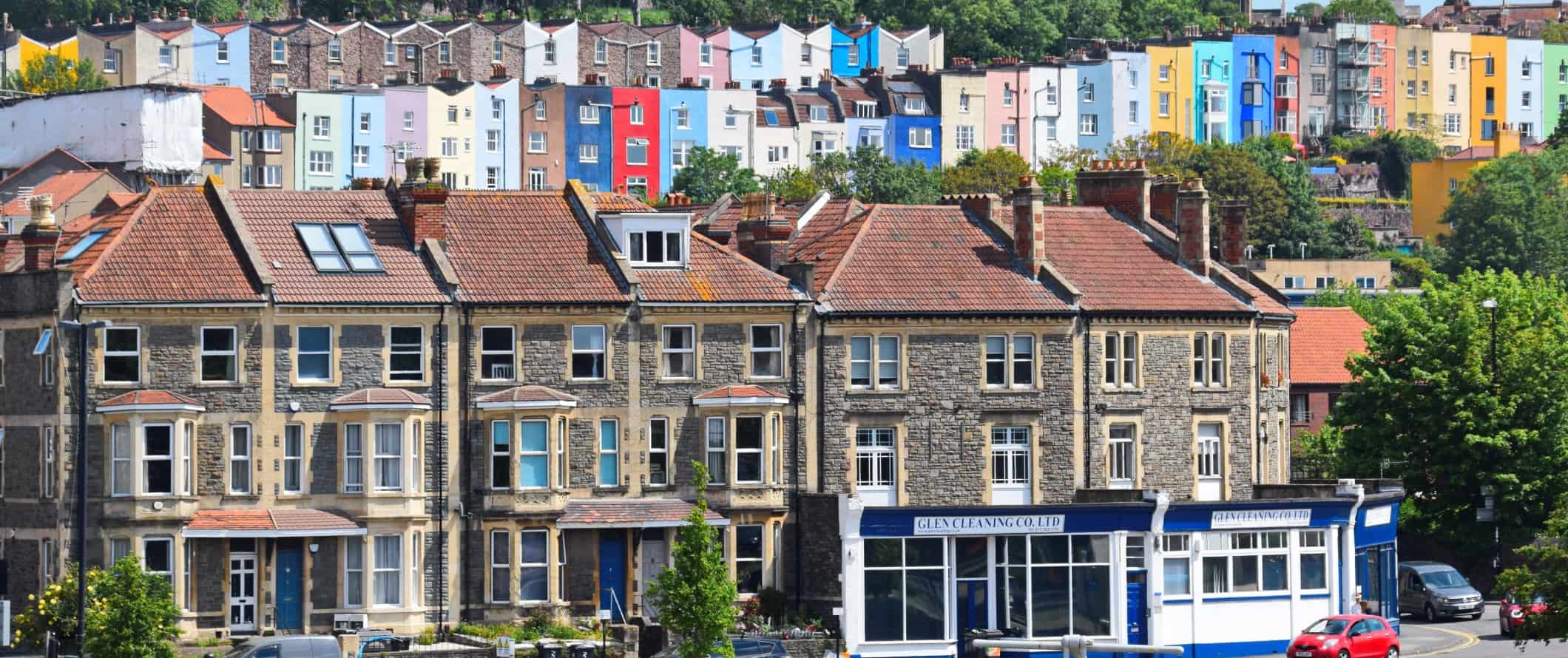 Camadas de moradias coloridas localizadas em uma colina em Bristol, Inglaterra