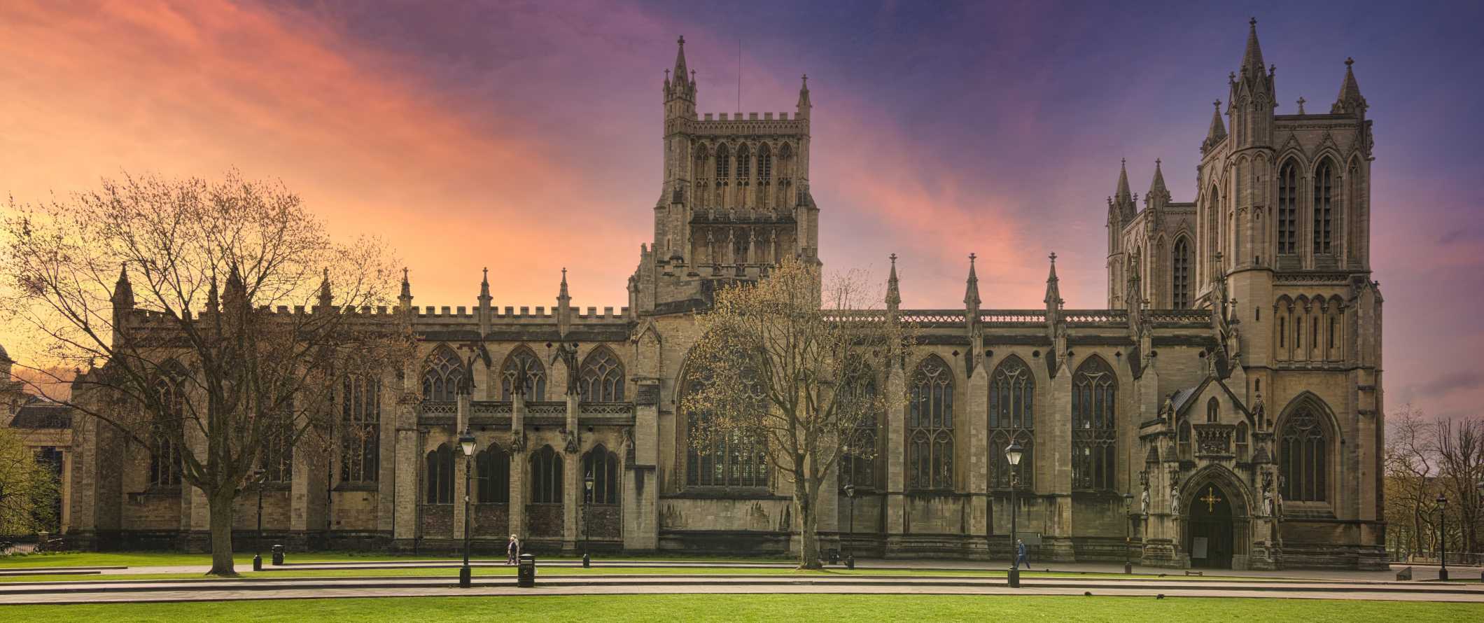 Catedral ao pôr do sol em Bristol, Inglaterra
