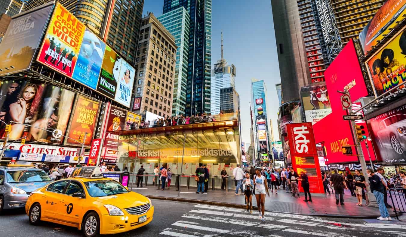 TKTS fica cercado por sinais dos shows da Broadway na Times Square em Nova York