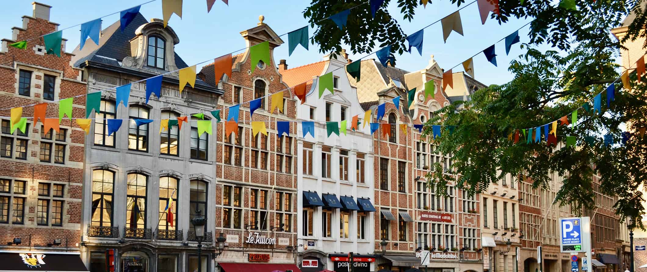 Ruas coloridas e casas antigas em Bruxelas, Bélgica