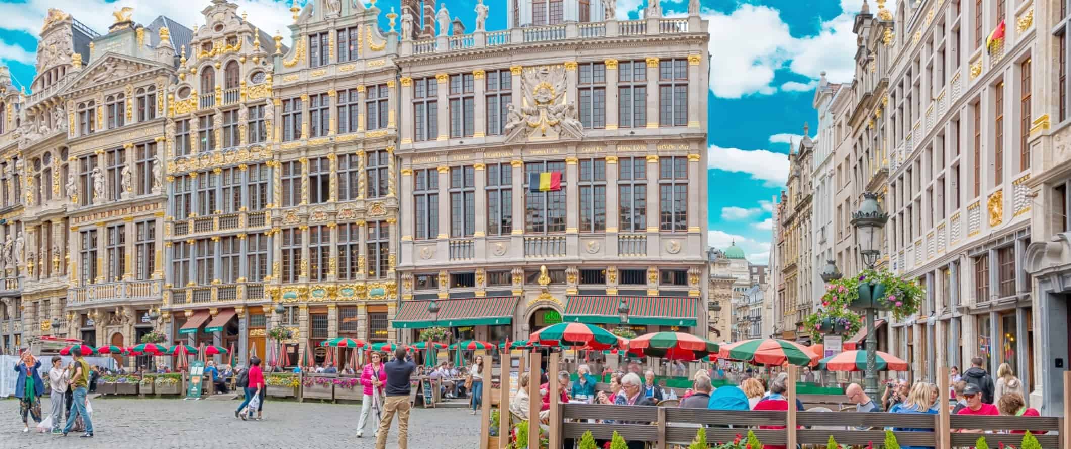Historical Square Grand Place com edifícios dourados no estilo Art Nouveau em Bruxelas, Bélgica