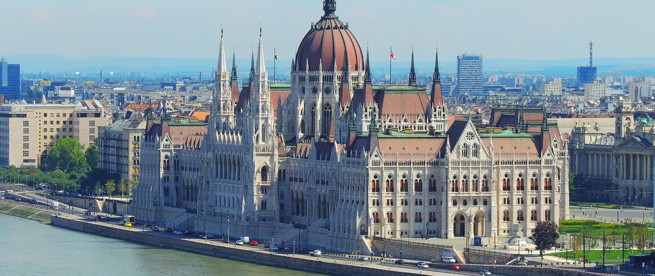O enorme edifício do Parlamento Húngaro às margens do Danúbio, em Budapeste, Hungria