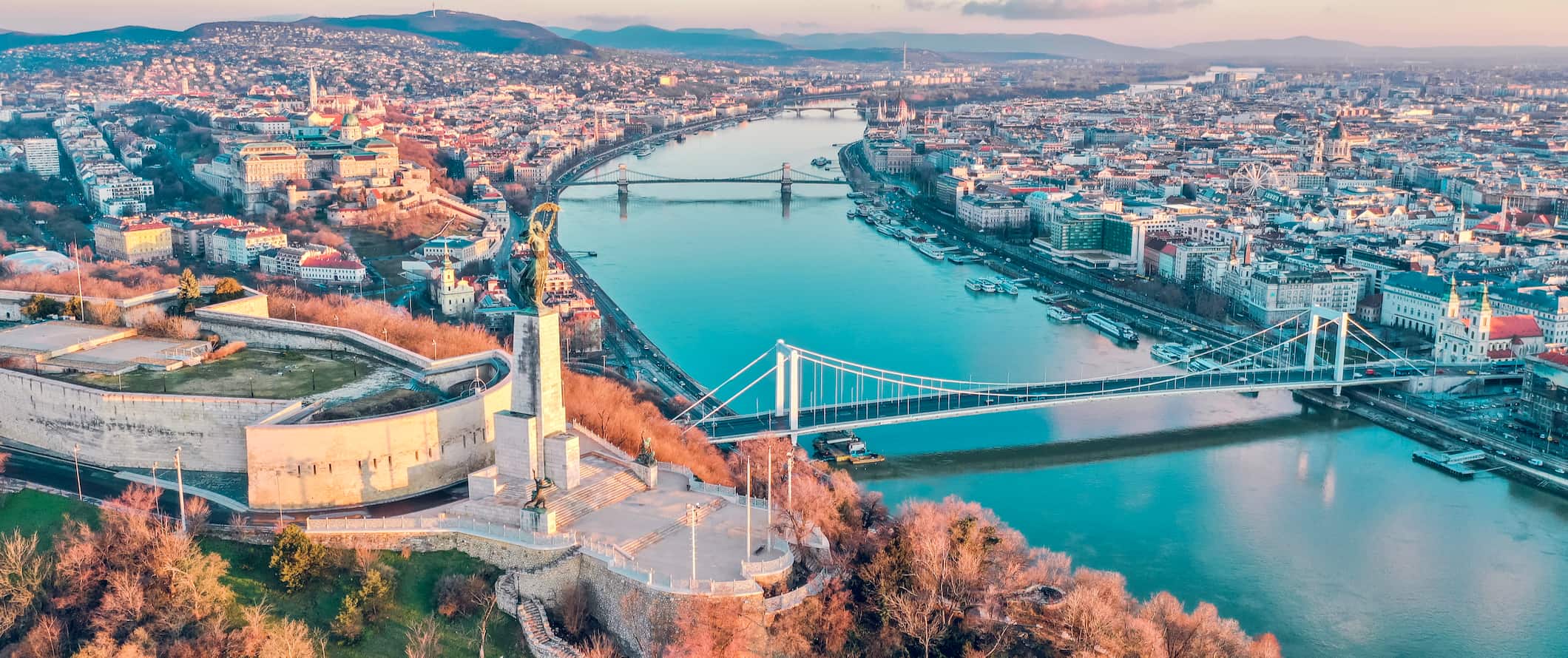 Vista superior de Budapeste, Hungria, com edifícios históricos e o belo Danúbio