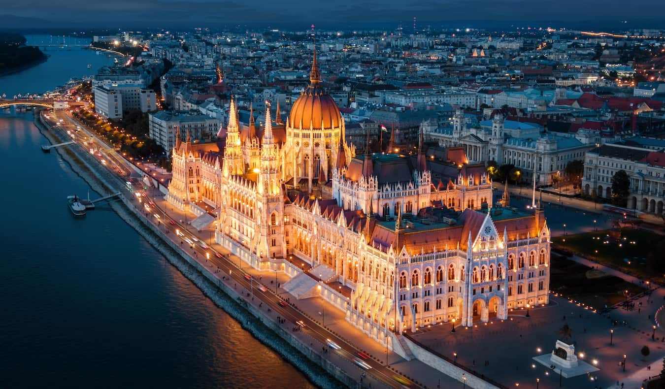 Construção maciça do Parlamento em Budapeste, Hungria, ao anoitecer