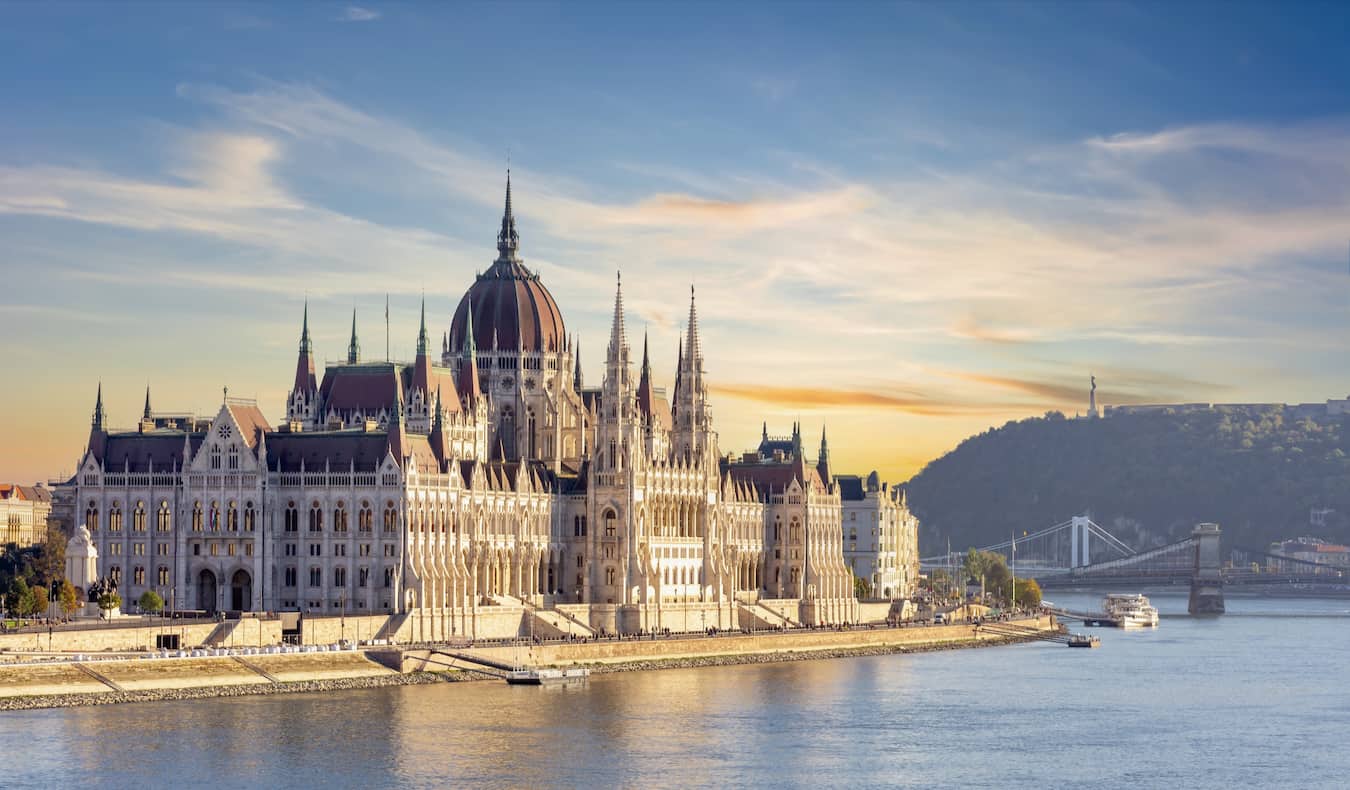 Impressionante parlamento ao longo do Danúbio em Budapeste, Hungria
