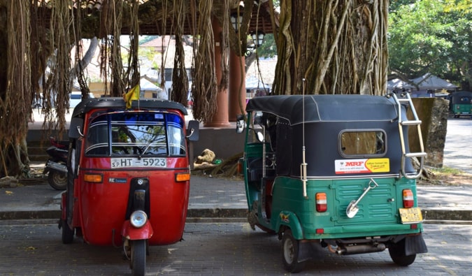 O velho tuk-tuk estacionou juntos no Sri Lanka