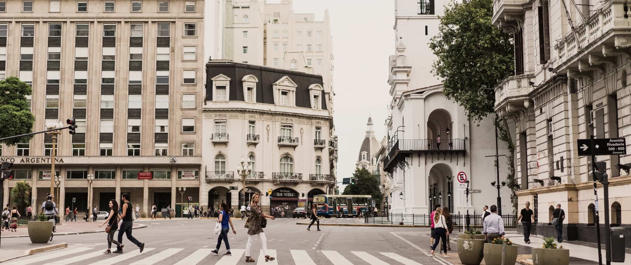 As pessoas andam pelas ruas construídas por edifícios históricos, em Buenos Aires, Argentina