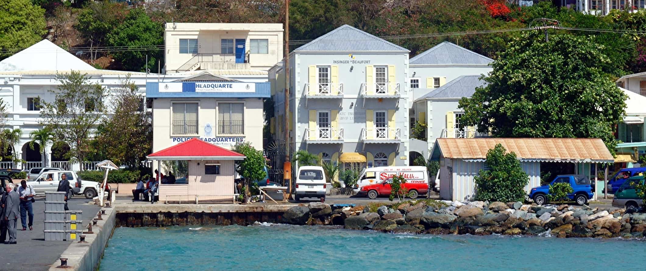 Casas em cores pastel ao longo do aterro nas Ilhas Virgens Britânicas