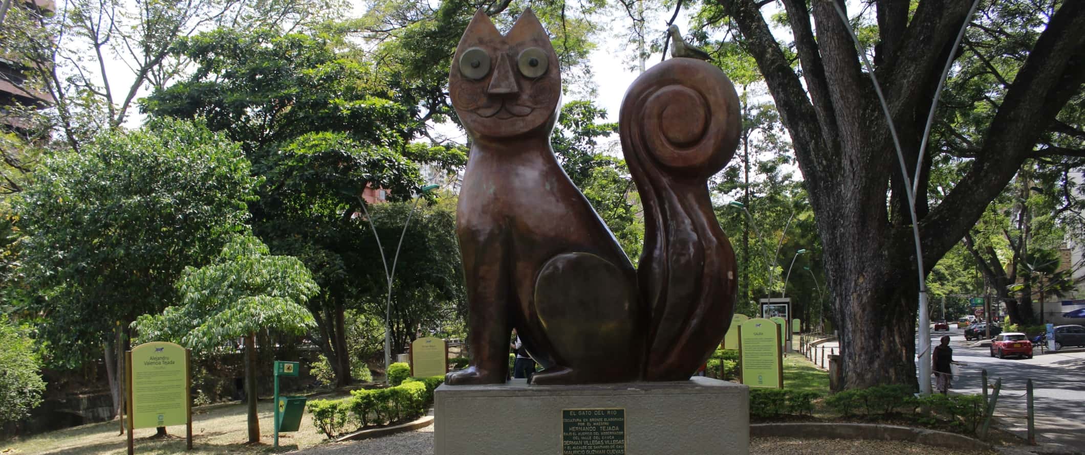 Enorme estátua de bronze de gato em um parque em Cali, Colômbia