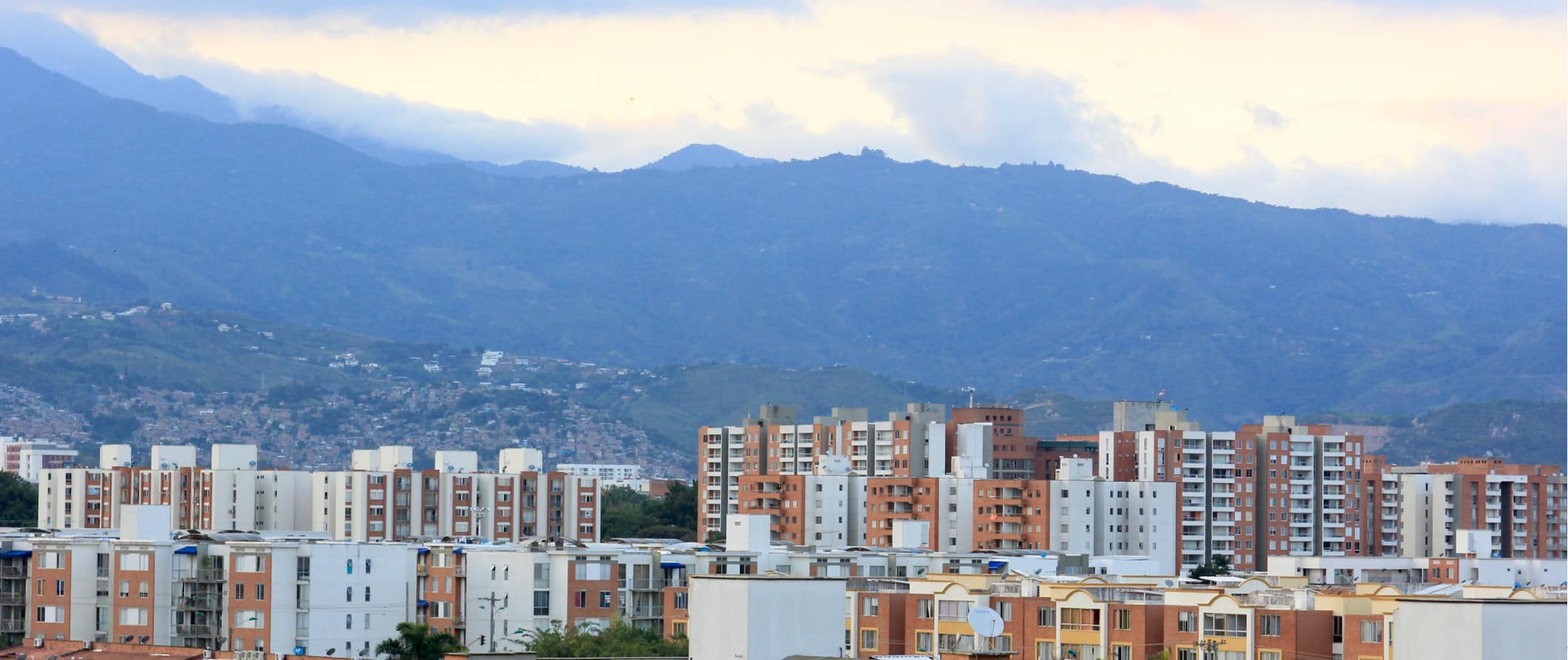 Horizonte de Cali, Colômbia, com montanhas imponentes ao longe