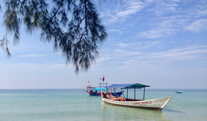 Pequeno barco na praia em Siannukeville, Camboja