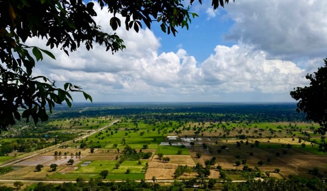 Terras agrícolas verdes ao redor de Battambang no Camboja