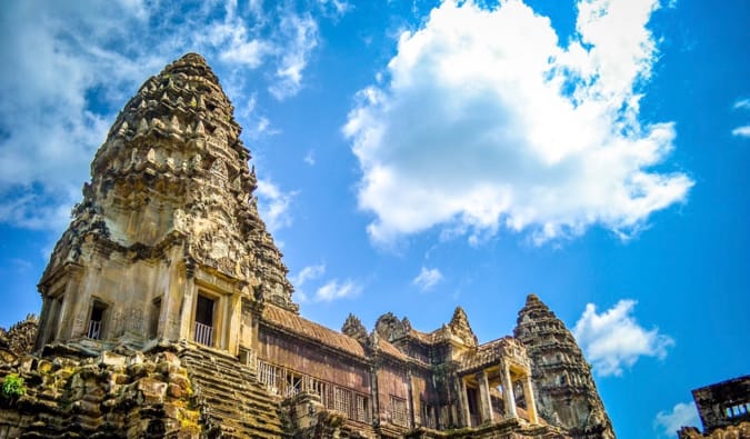 Céu azul acima dos antigos edifícios de Angkor-vata no Camboja