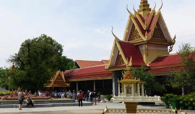 As pessoas participam de um dos muitos templos em Phnomopen, Camboja
