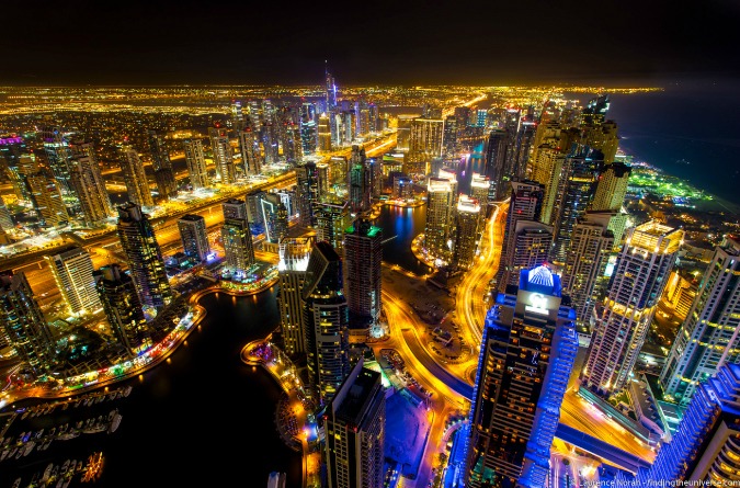 Fotografia do horizonte noturno da Marina de Dubai