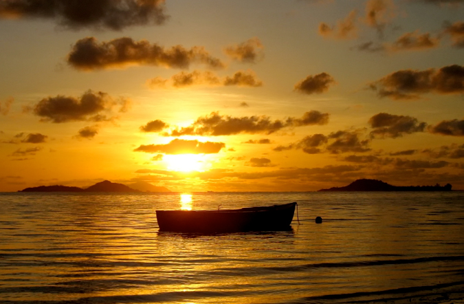 Impressionante silhueta de barco ao pôr do sol em Seychelles