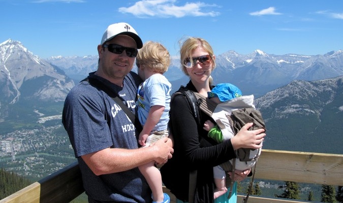 Família viajando pelo mundo juntos e posando contra as montanhas