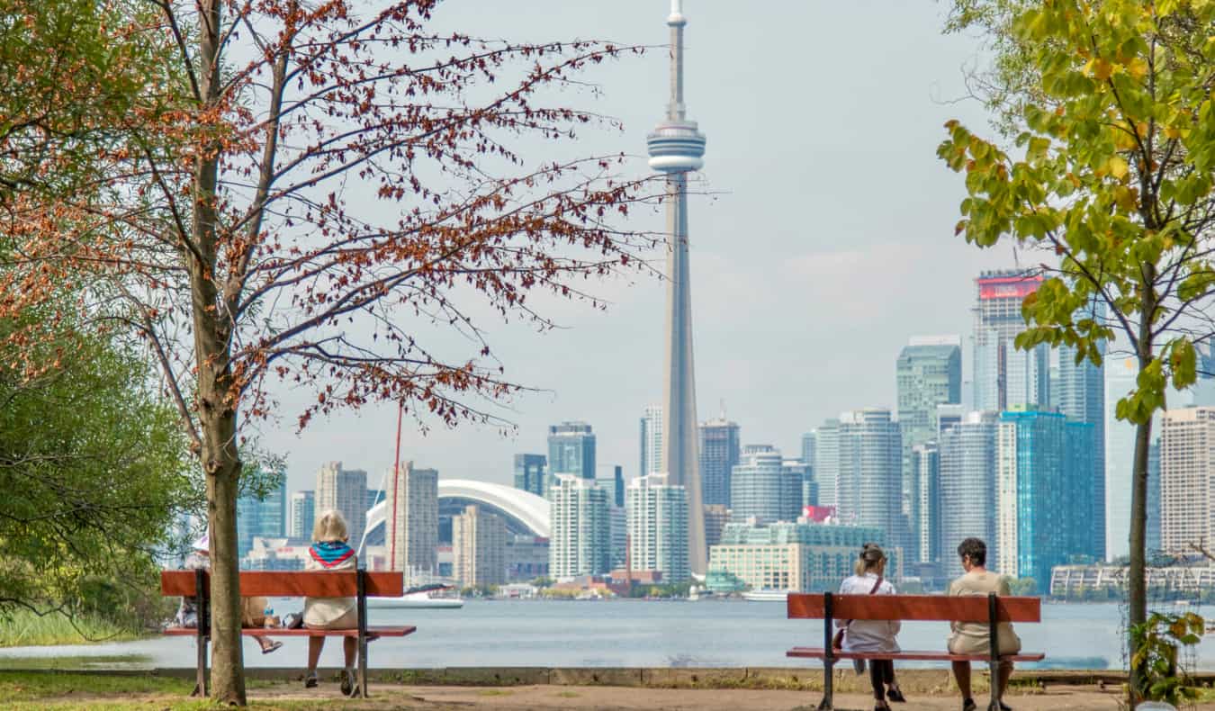 O icônico horizonte de Toronto, Canadá, visto da ilha