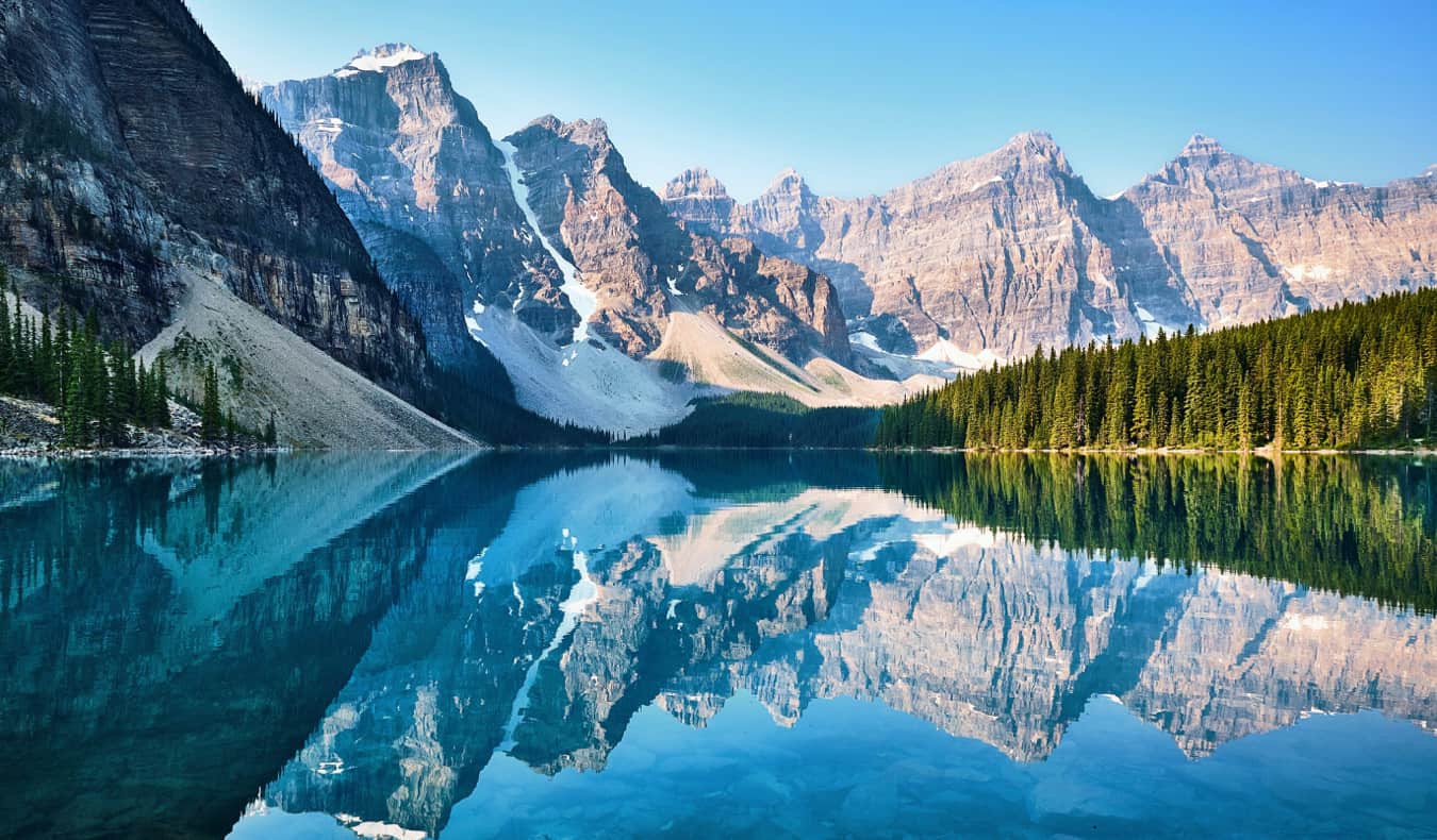 As águas brilhantes do Lago Moraine no Parque Nacional de Banff, Alberta