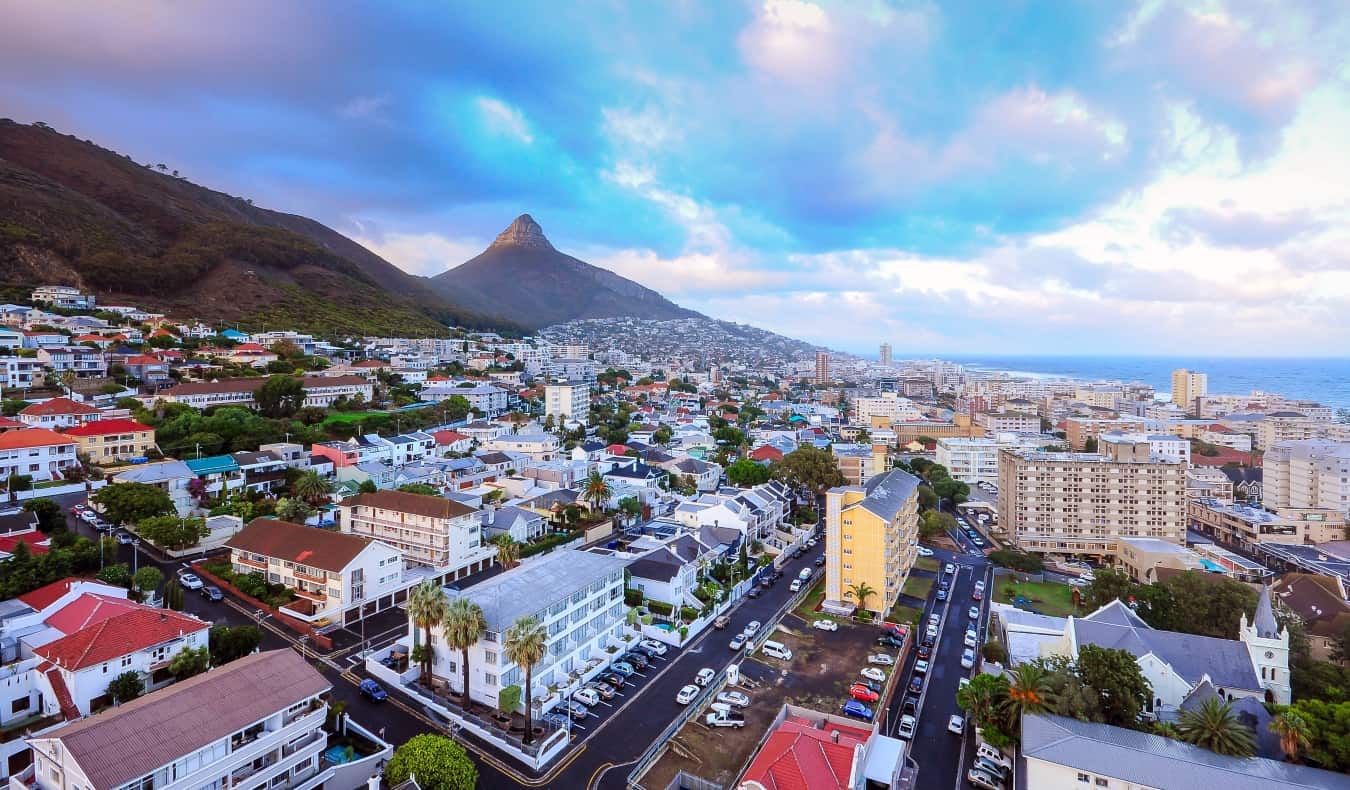 Cidade da paisagem da cidade com montanhas altas e oceano ao fundo na África do Sul
