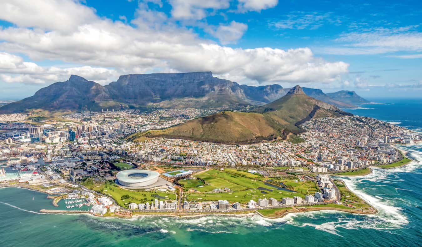 Vista da cidade da Cidade do Cabo, África do Sul, em um dia ensolarado brilhante com as montanhas à distância.