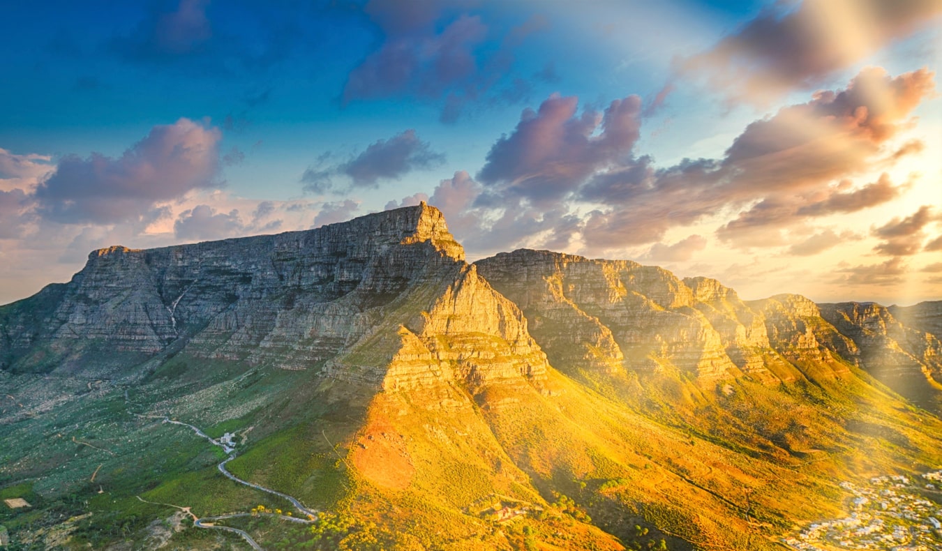 Enorme Table Mountain na costa da Cidade do Cabo, África do Sul