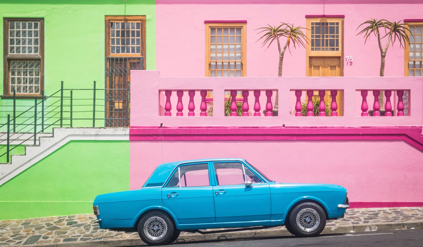 Carro estacionado na colorida área de Bo-Kaap, na Cidade do Cabo, África do Sul