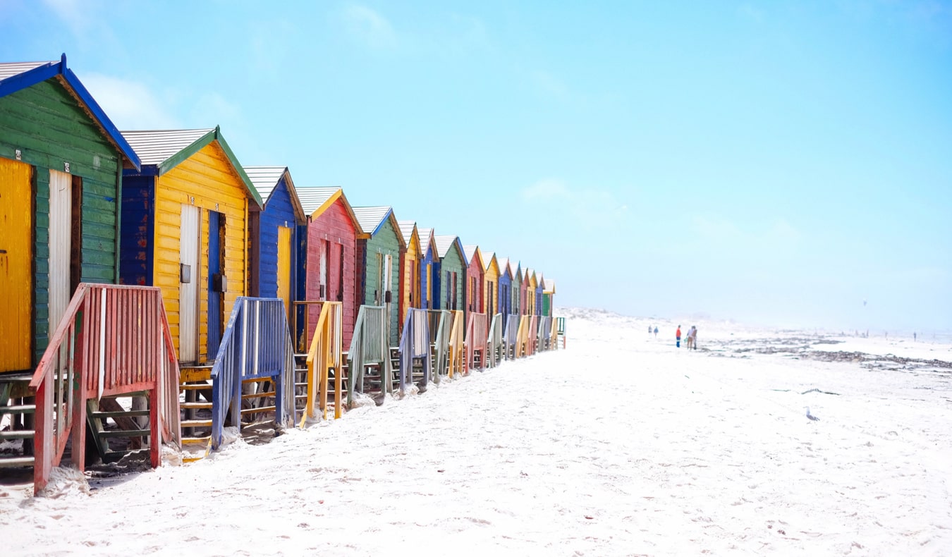 Edifícios coloridos ao longo da praia de Muizenberg, na Cidade do Cabo, África do Sul