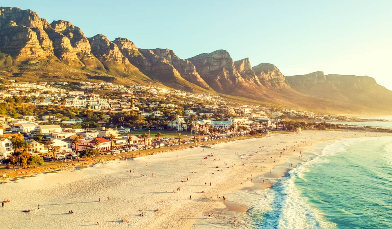 Vista da bela praia da Cidade do Cabo, África do Sul, com as montanhas à distância