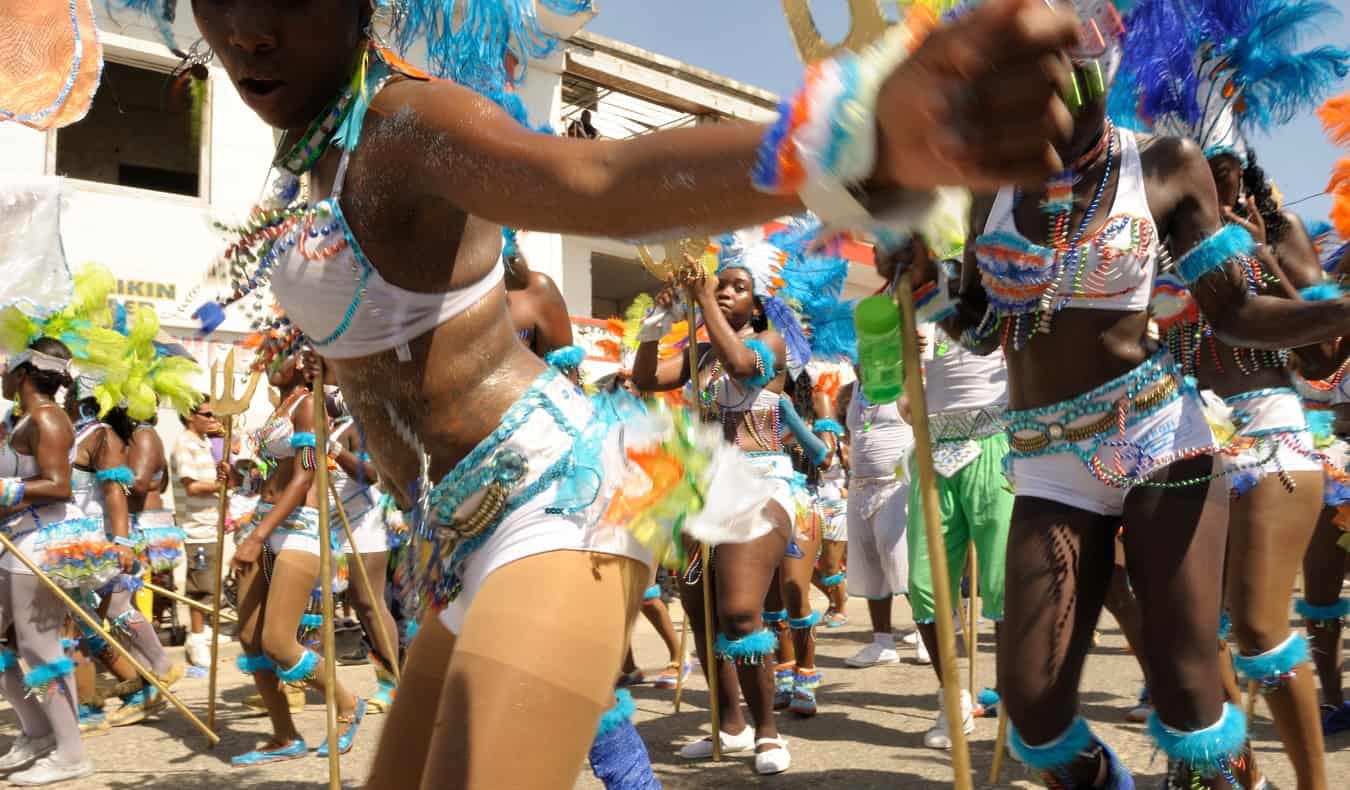 Moradores dançam em desfile caribenho