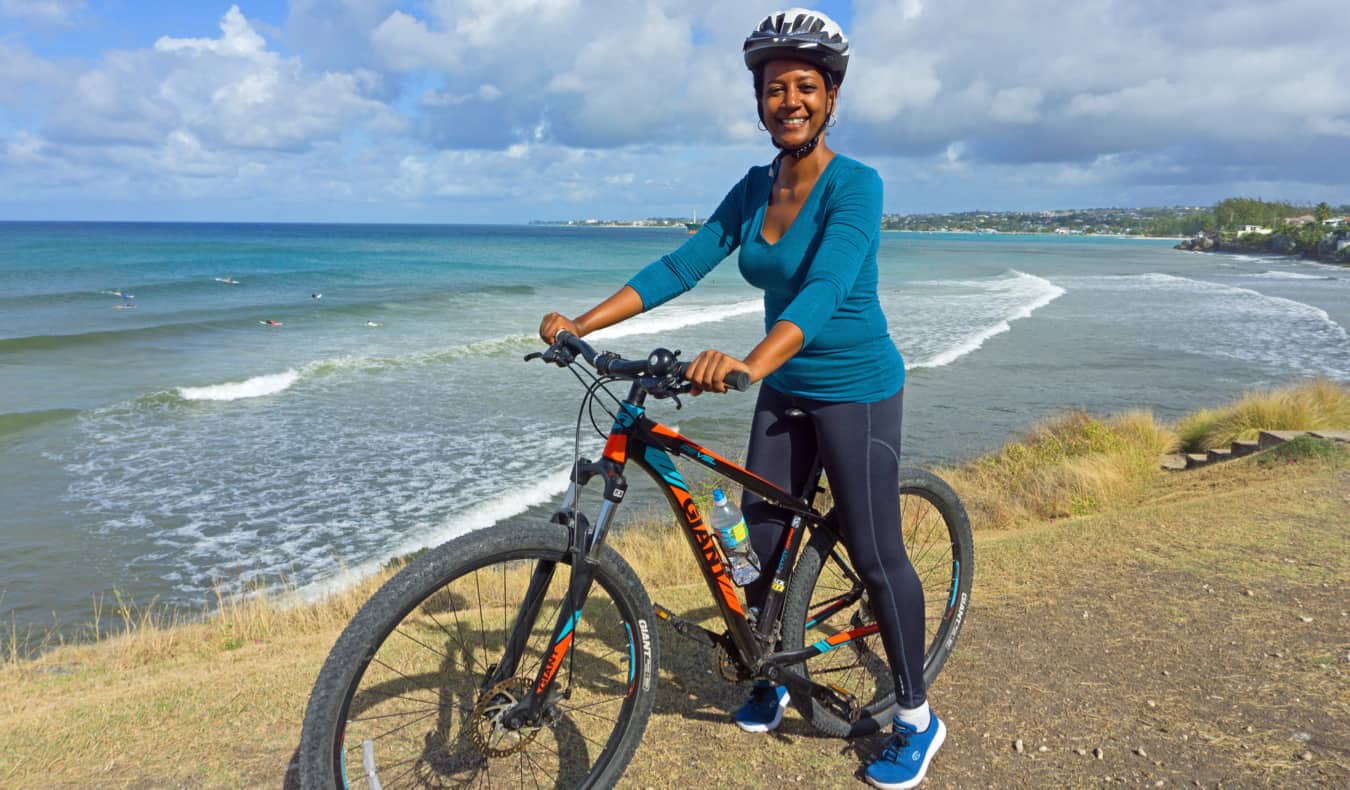 Lily Girma, escritora, pedalando no Caribe
